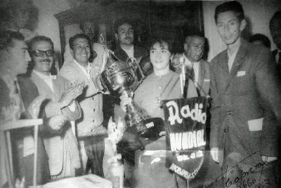 Premiación al equipo femenino de Basket de Chimborazo, Campeón Nacional 1963. 