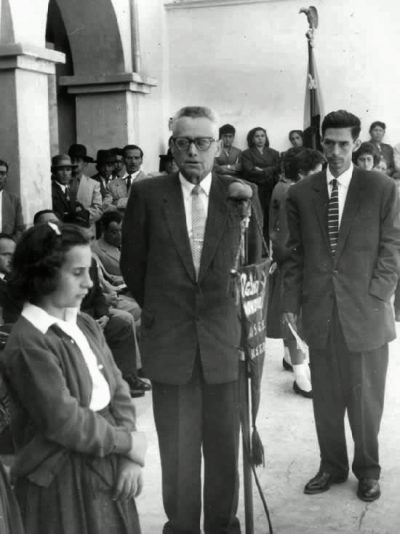 Ceremonia especial en el Colegio Riobamba, año 1955. En la foto constan Don Clemente Dávalos, Rector del Plantel y Don Galo Encalada Rodriguez.  
