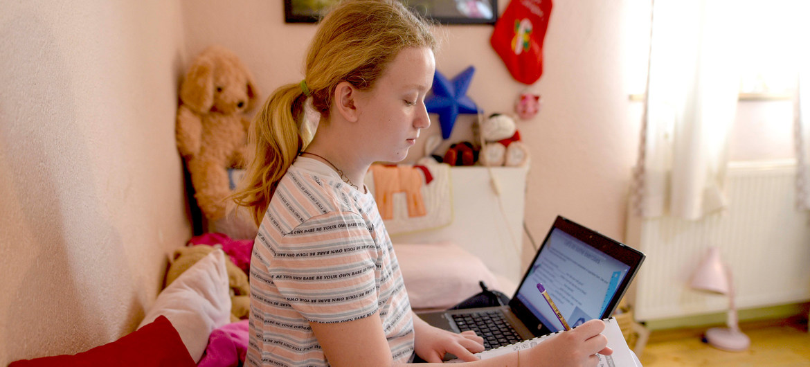 UNICEF/Tomislav Georgiev. Una niña de diez años estudia en línea durante el confinamiento por COVID-19 en Skopje, en la República de Macedonia del Norte.
