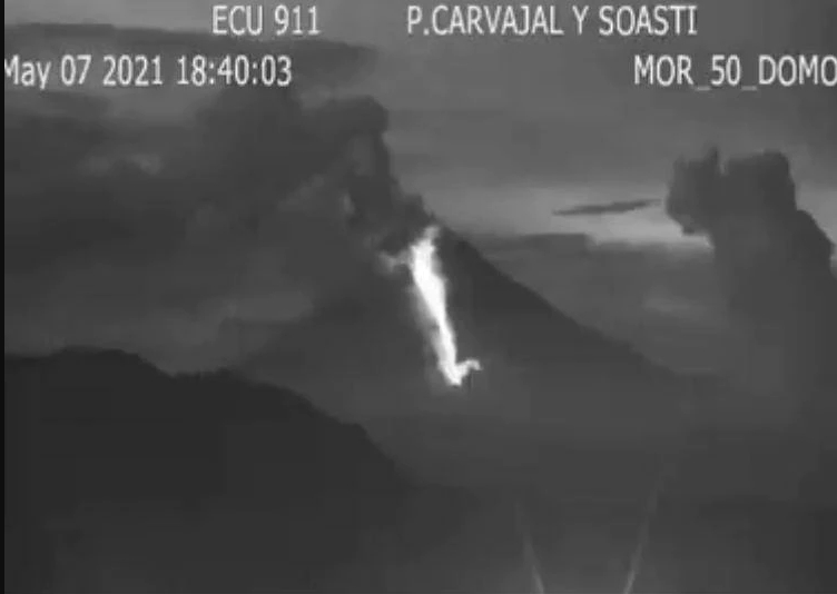 Nube de ceniza proveniente del volcán Sangay se dirige hacia el oeste, informa el Servicio de Gestión de Riesgos