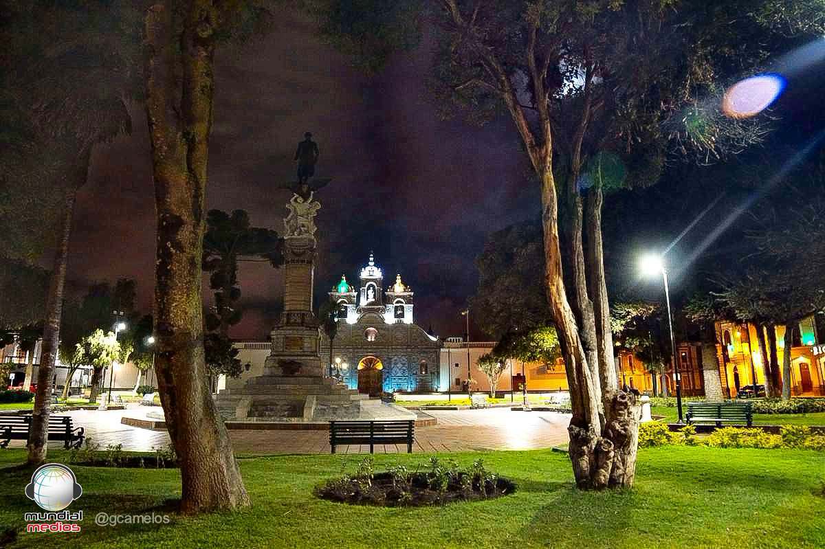 Riobamba en la noche - Parque Maldonado - Catedral - Palacio Municipal - Mundial Medios