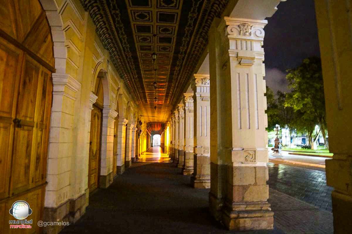 Riobamba en la noche - Parque Maldonado - Catedral - Palacio Municipal - Mundial Medios