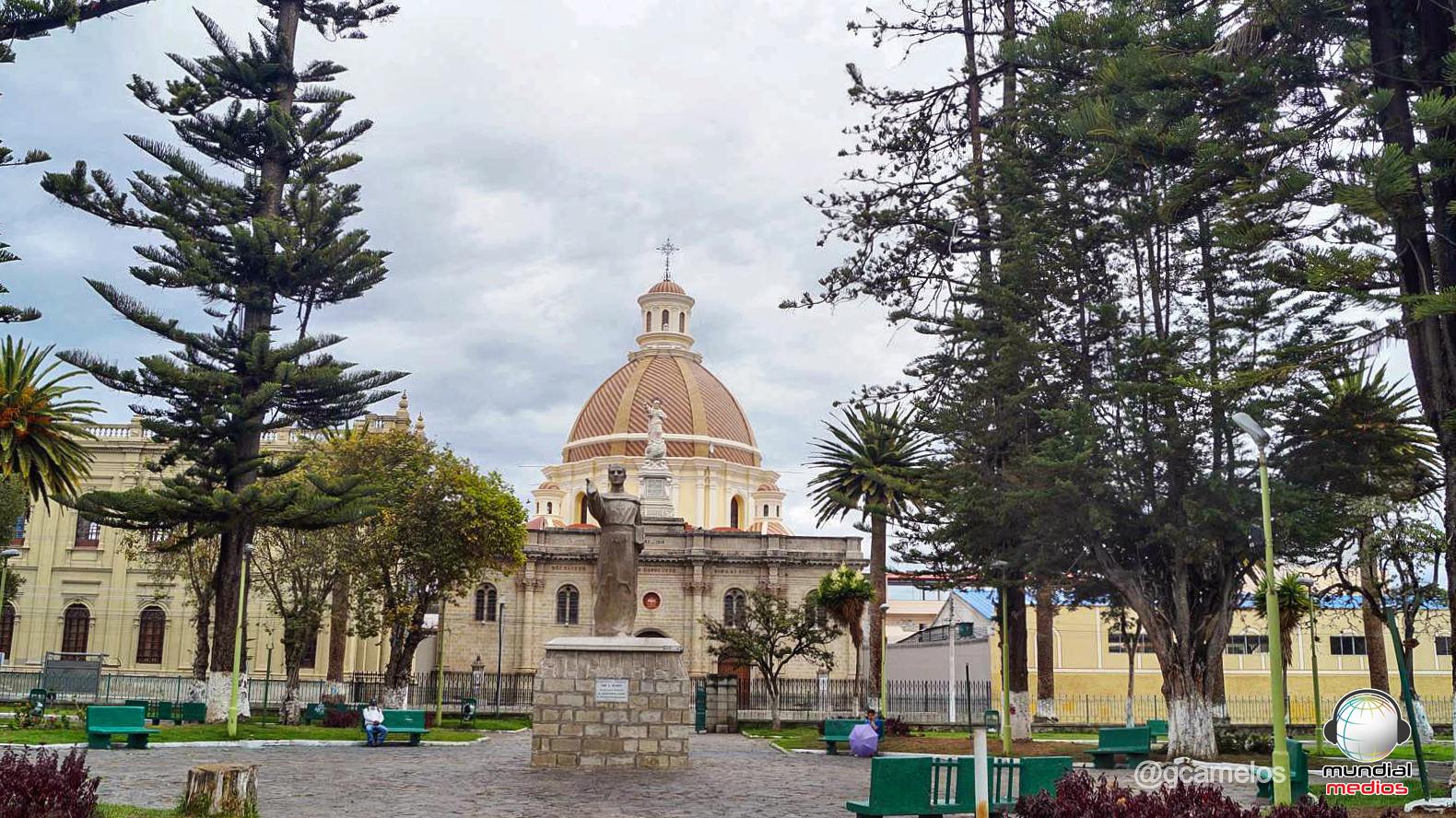 Parque La Libertad y la Basílica de Riobamba