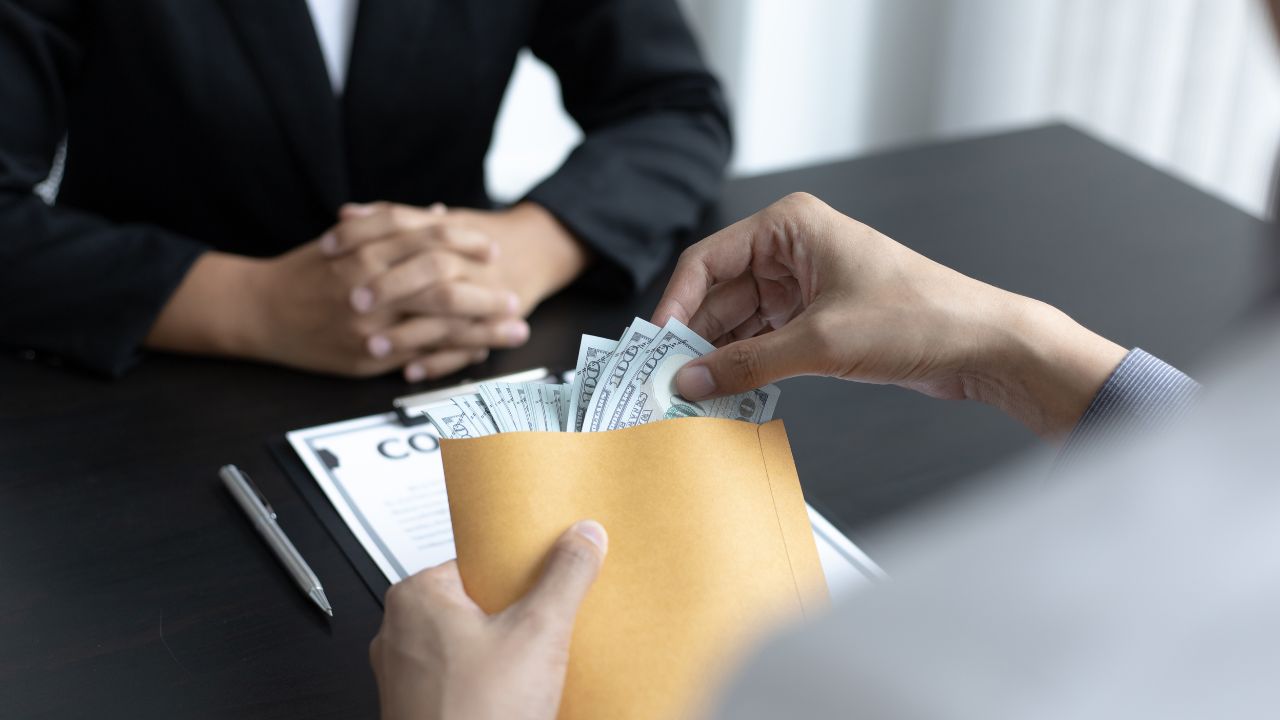 La corrupción grande empieza por la pequeña